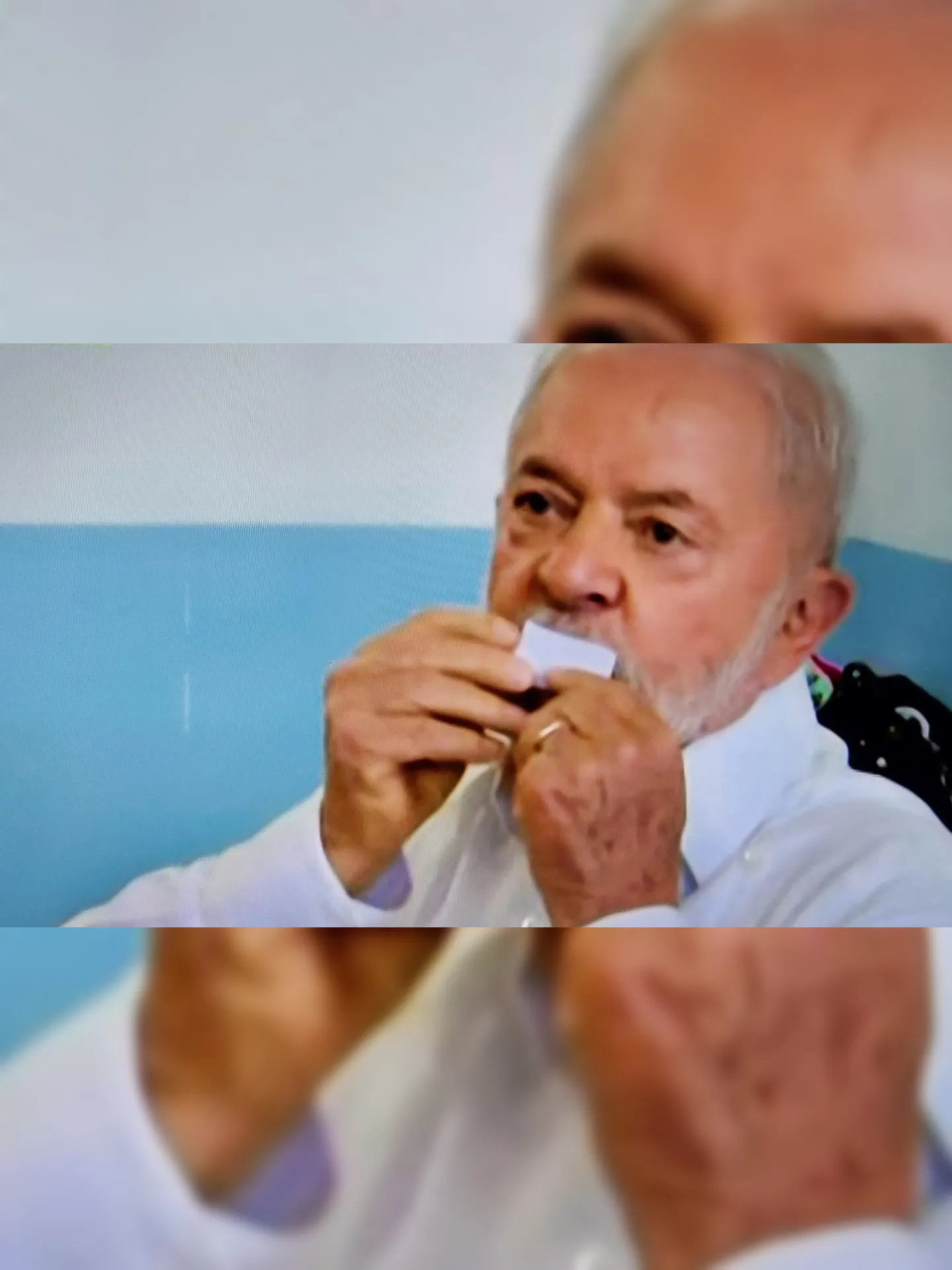 Lula mostra comprovante de votação e o beija