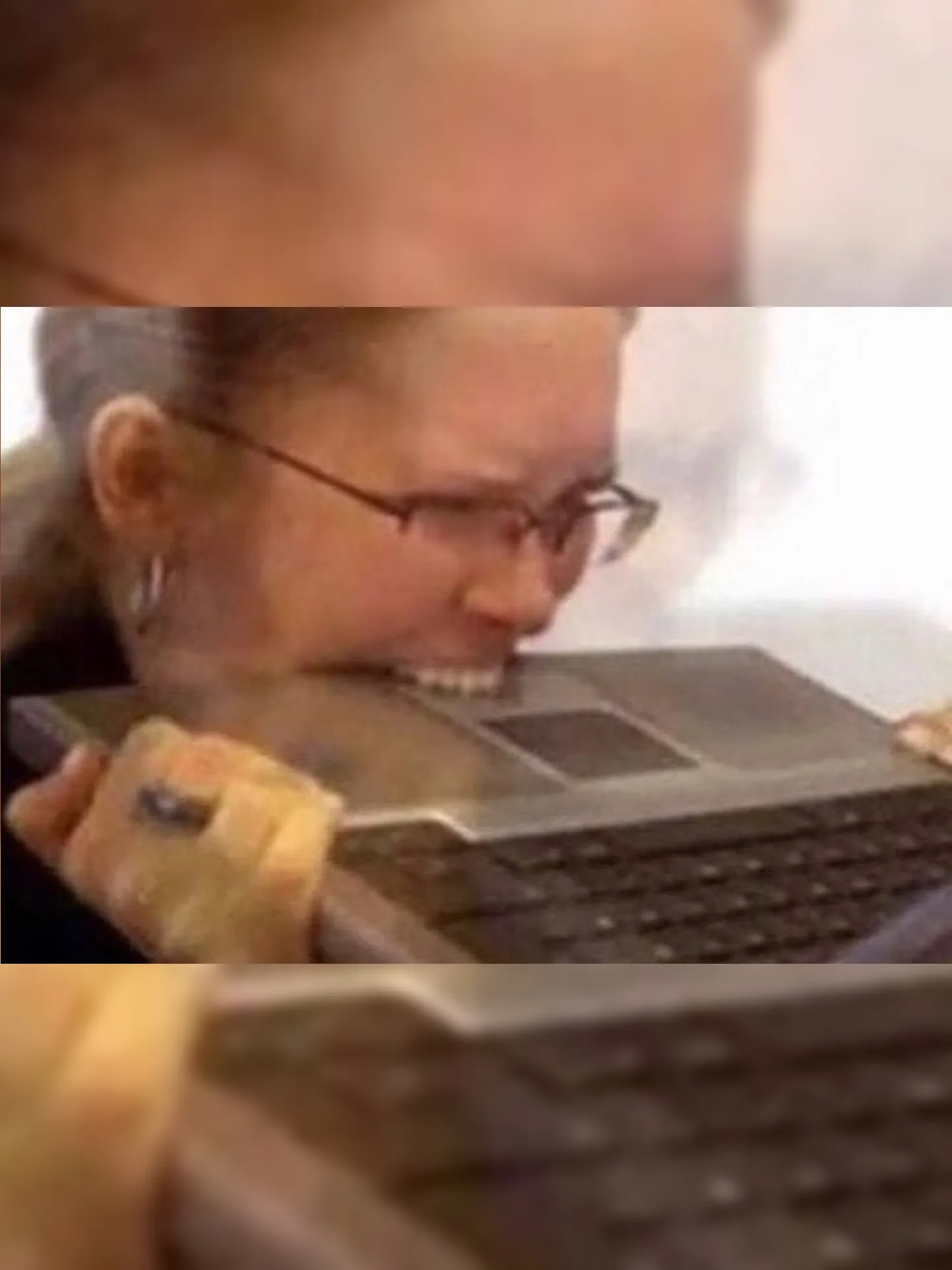 Mulher mordendo computador é um famoso meme da internet