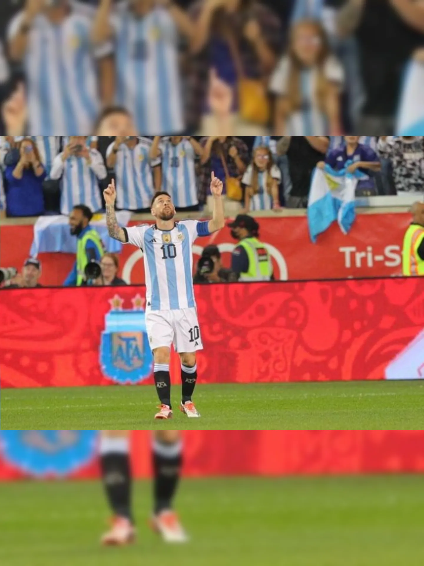 Messi comemora gol pela Argentina com aos mãos apontadas para o céu