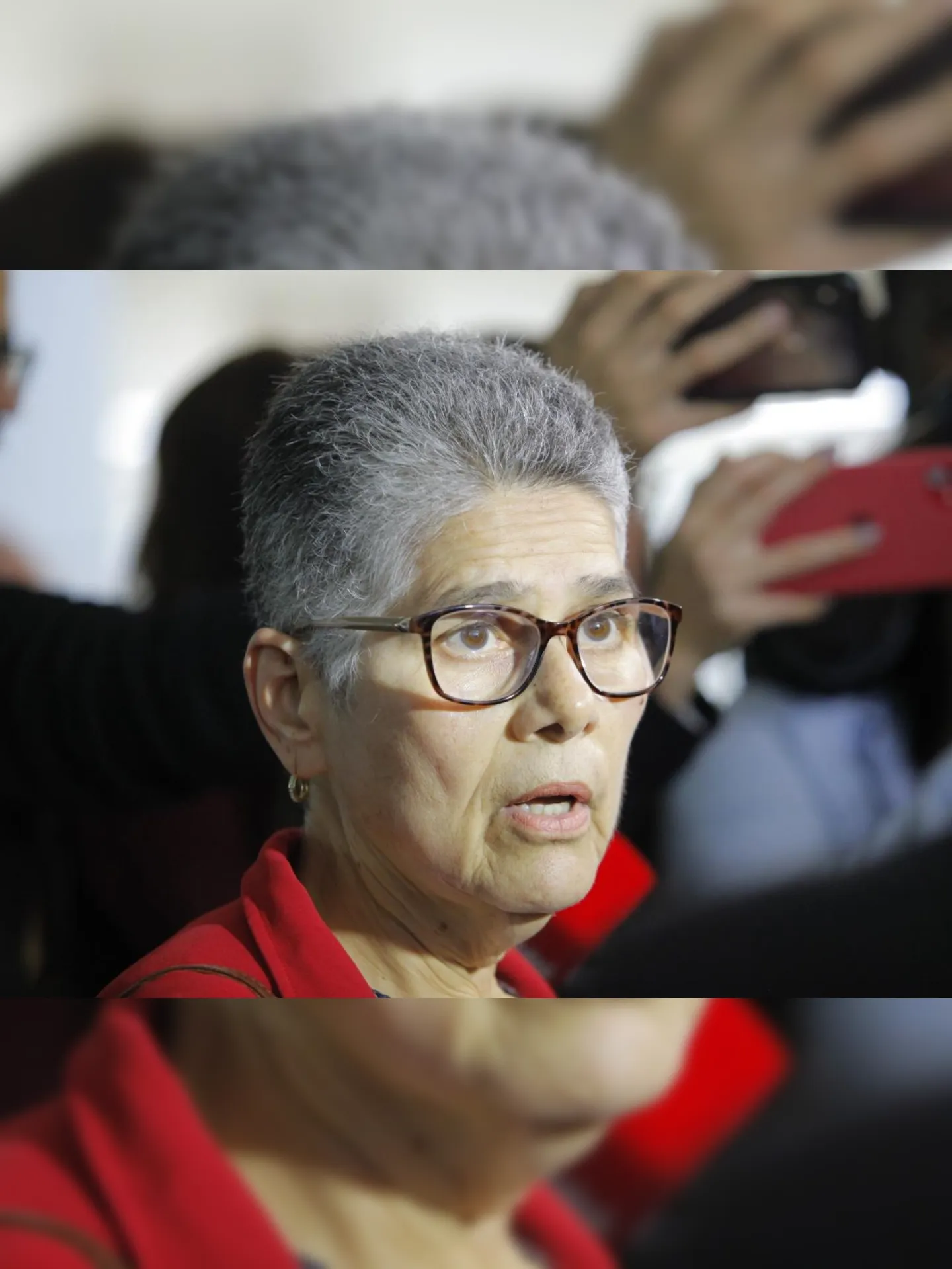 Janira Rocha chegou ao fórum de Niterói para o segundo dia de julgamento da ex-deputada e seus filhos