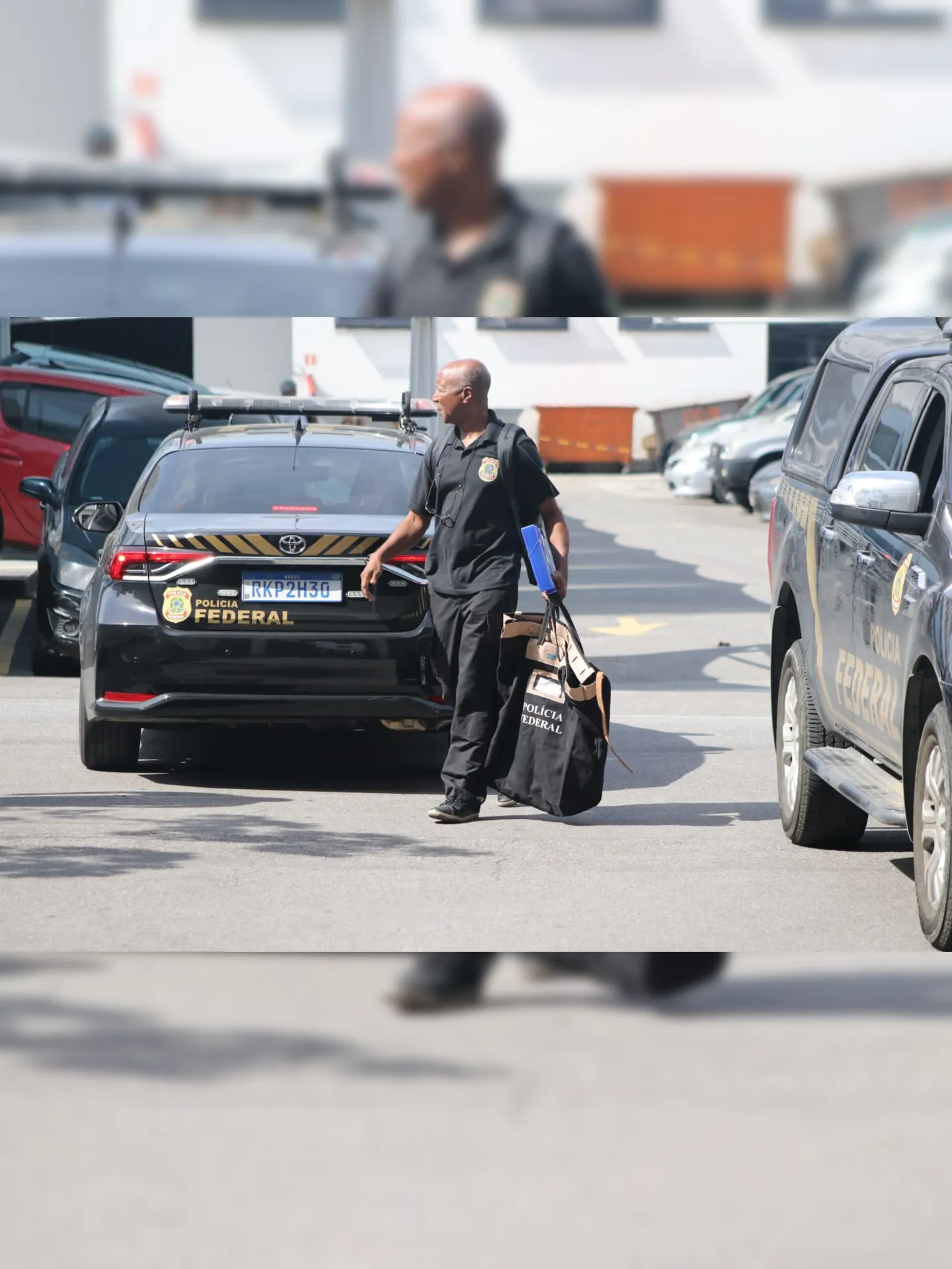 Dois veículos de luxo foram apreendidos. Agentes da PF apreenderam objetos já que chegaram na sede policial com malotes