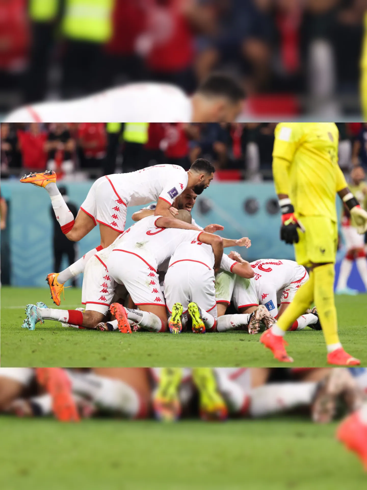 Jogadores tunisianos comemoram gol que deu a vitória contra a França