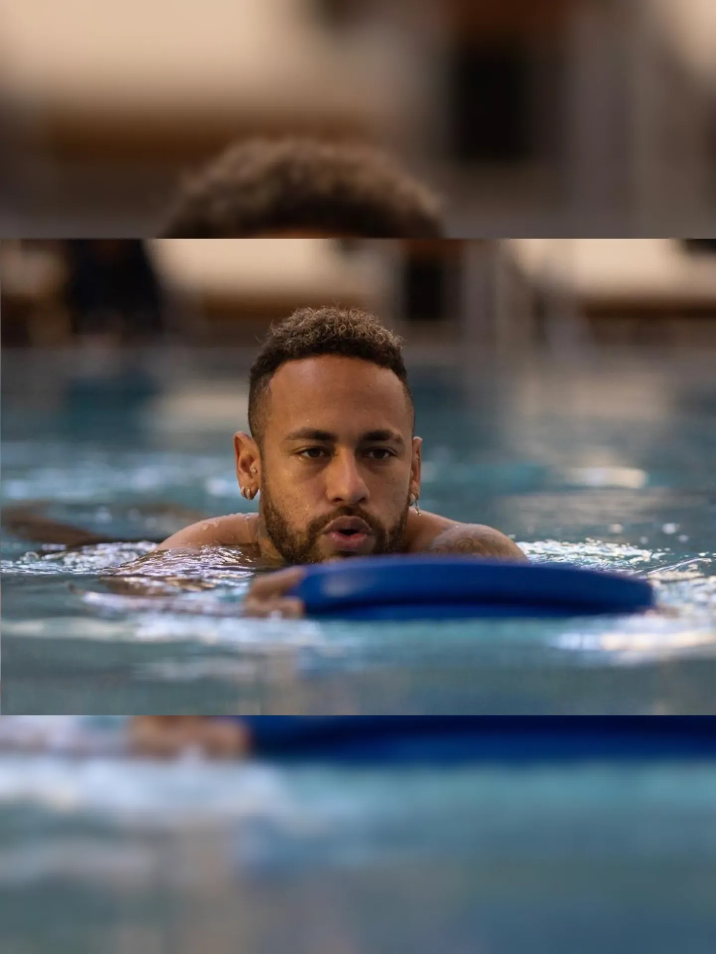 Neymar faz tratamento na piscina