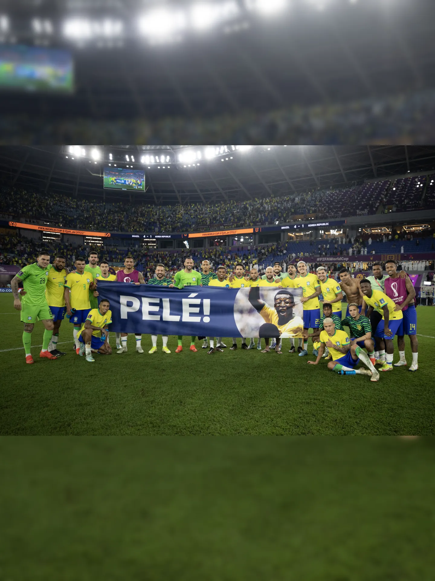 Jogadores brasileiros estenderam faixa em homenagem ao Pelé após a goleada sobre a Coreia do Sul na Copa do Mundo