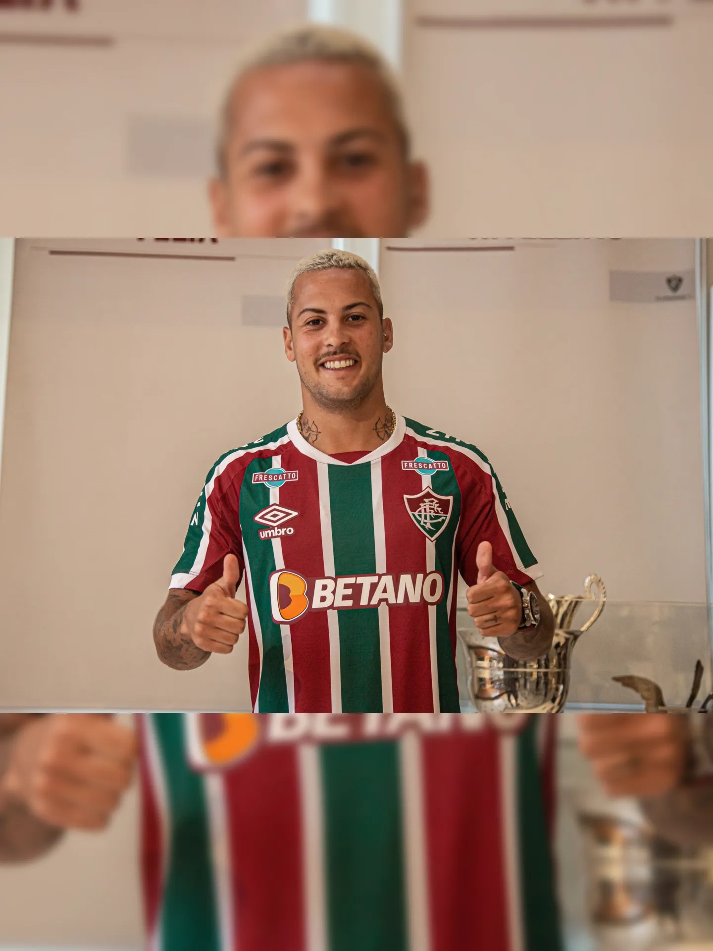 Guga posa com a camisa do Fluminense