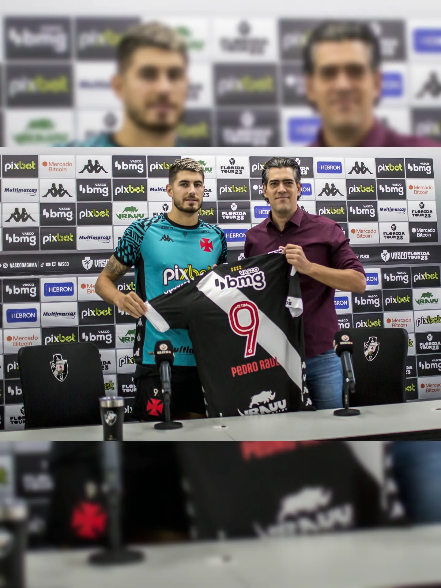 Pedro Raul foi apresentado como novo camisa 9 do Vasco