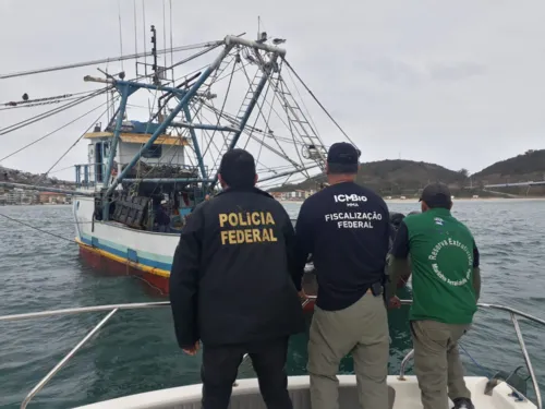 Foram apreendidos ainda uma embarcação, redes de arrasto e outros apetrechos de pesca