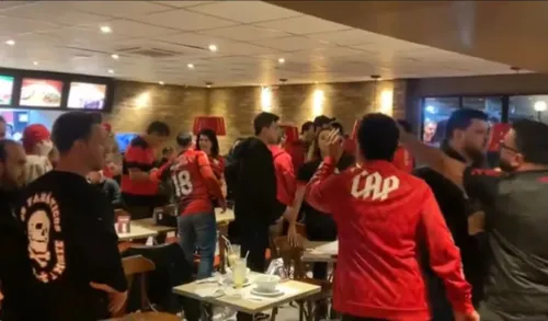 Torcedores do Flamengo foram expulsos de restaurante em Curitiba