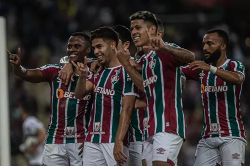 Tricolores comemoram um dos três gols marcados no Maracanã