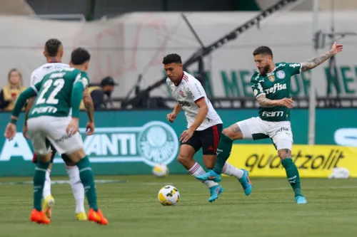 Palmeiras e Flamengo protagonizaram jogo brigado em São Paulo