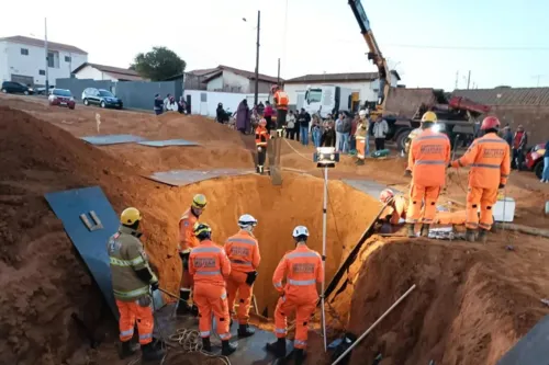 Buraco de aproximadamente 6 metros de profundidade fica em Carmo do Paranaíba