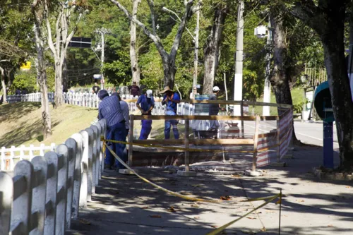 Trabalhadores estão atuando no local. Prazo para o reparo pode levar até seis meses