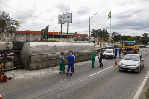 O caso aconteceu por volta de 10h. Mas o veículo seguia tombado até às 13h