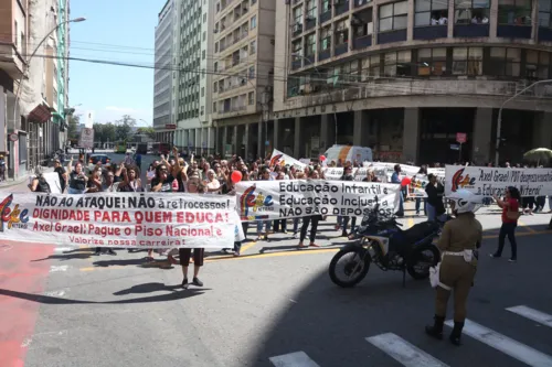 Servidores passaram por diversas ruas do Centro