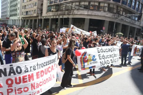 Educadores realizaram uma manifestação nesta quinta-feira (25)