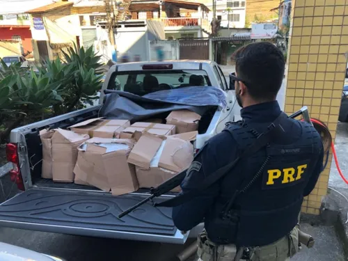 Foram apreendidos 340kg de cafeína e 100kg de carbonato de cálcio, ácido clorídrico e acetona