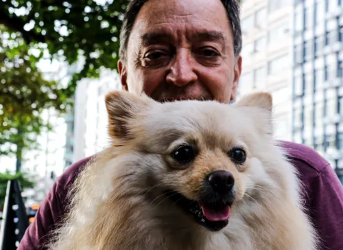 Homem exibe o amor pelo seu cão