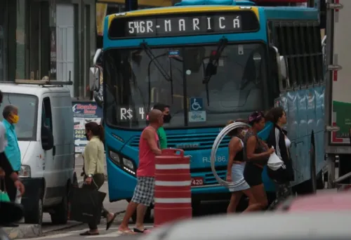 Pessoas transitando no Centro de Maricá