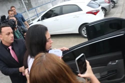 Monique Medeiros no momento em que deixa a prisão no Complexo Penitenciário de Gericinó, em Bangu