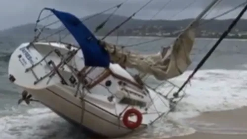 Barco encalhado na orla da praia de Itaipu