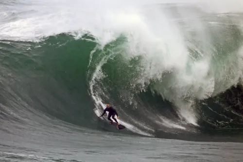 Surfistas enfrentaram ondas gigantes e chuva