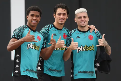 Andrey Santos, Marlon Gomes e Gabriel Pec em treino do Vasco