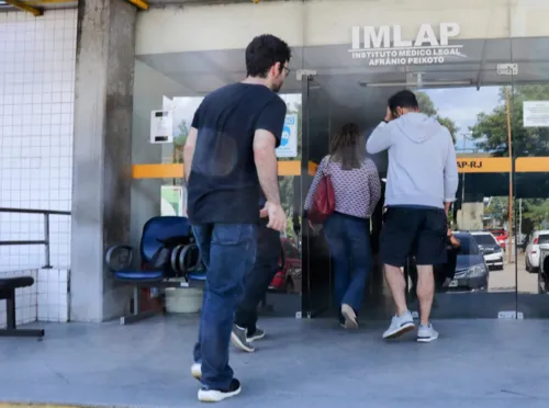 Parentes chegaram ao instituto por volta de 12h30. A viúva precisou ser amparada pelos três filhos