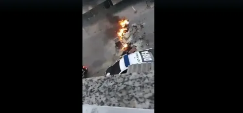 Criminosos atearam fogo em barricadas em algumas vias do entorno das favelas com o objetivo de dificultar a ação policial na região.