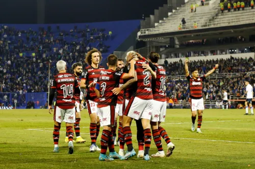 Jogadores do Flamengo comemoram gol na partida contra o Vélez em jogo válido pela semifinal da Libertadores