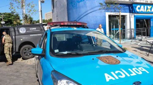 Policiais fazem a inspeção na  agência atingida