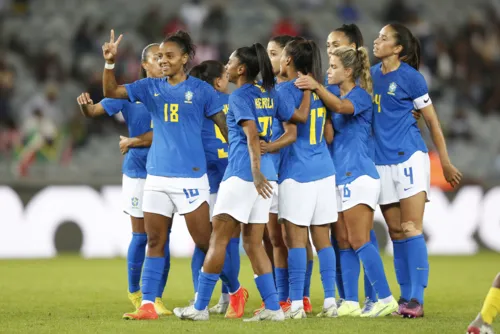 Jogadoras comemoram gol em amistoso contra a África do Sul, em Johanesburgo