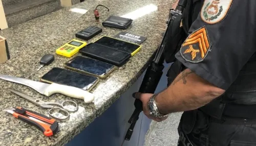 Polícia Militar apreendeu armas brancas e objetos roubados