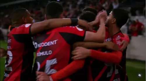 Jogadores do Athletico Paranaense comemoram o gol do time