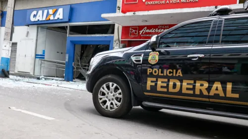 Agentes da Polícia Federal estão no local