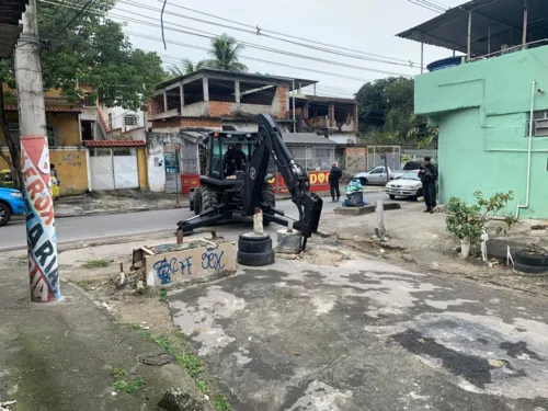 Comando de Operações Especiais da PMERJ retira barricadas do local