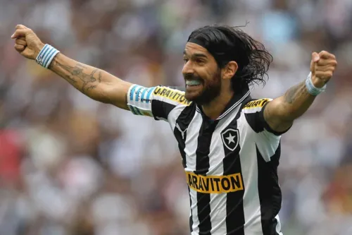 Loco Abreu comemora gol pelo Botafogo