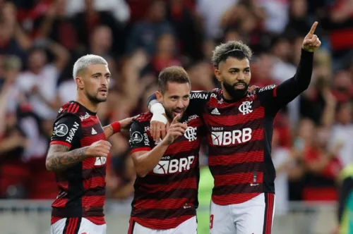 Arrascaeta, Everton Ribeiro e Gabigol comemoram gol em jogo do Flamengo