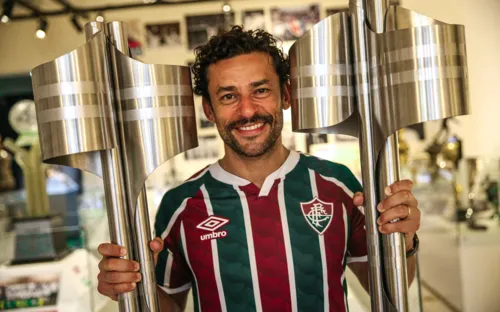 Fred posa com troféus dos títulos do Campeonato Brasileiro