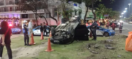 O veículo desgovernado capotou durante a perseguição