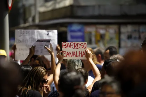 Manifestação da enfermagem na frente da Alerj