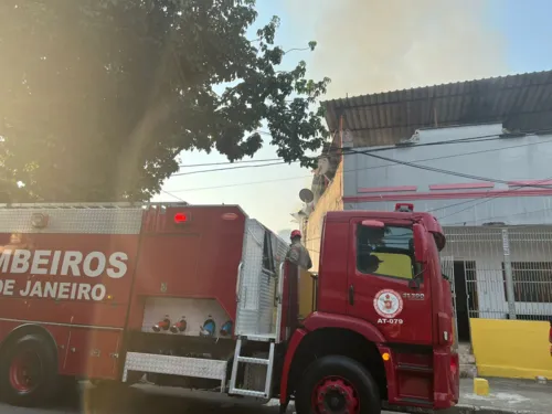 Bombeiros foram acionados para conter o fogo