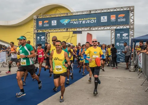 Corredores saem do ponto de largada da Meia Maratona