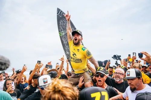 Felipe Toledo comemora seu primeiro título mundial de surfe