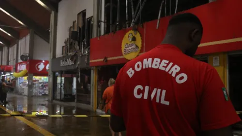 Bombeiros monitoram a situação