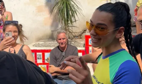 Dua Lipa interage com os fãs no Rio