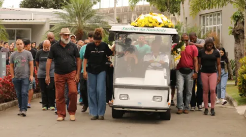 Amigos e familiares se despediram do professor nesta segunda (12), em Sulacap