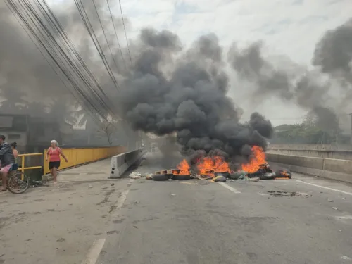 Moradores protestaram pela morte do jovem na manhã desta terça (13)