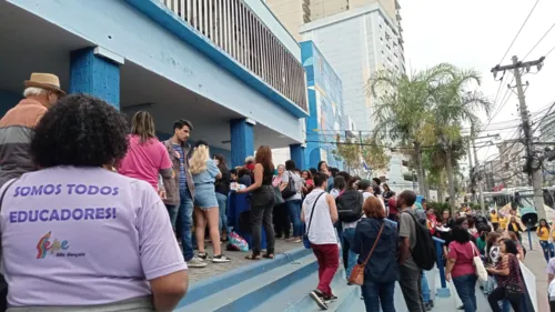 Profissionais realizaram ato em frente a Prefeitura Municipal