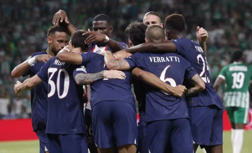 Jogadores do PSG comemoram gol em vitória na Champions League