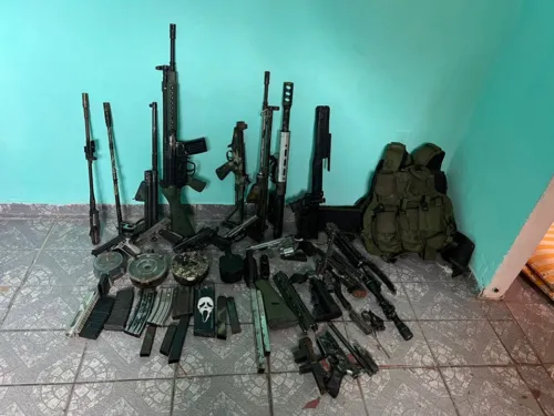 Armas e materiais foram encontrados em um galpão